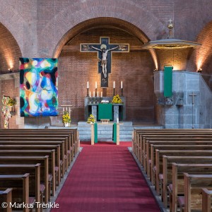 Altar, Kruzifix und Bänke