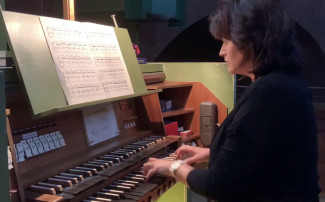 Markéta Schley Reindlová an der Orgel 